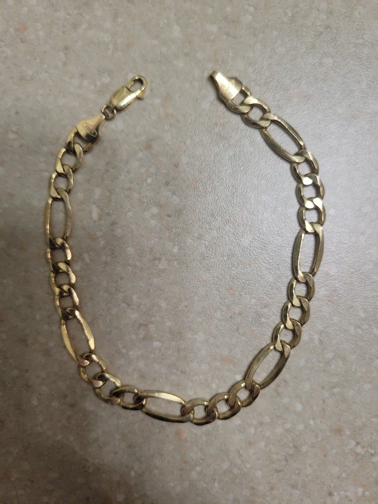 10 K Gold Men's Bracelet. Weight Is 4.2 Grams . SALE Pending