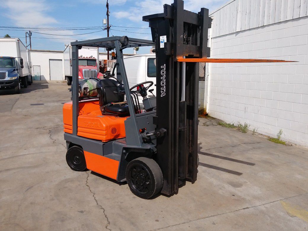 FORKLIFT "TOYOTA" MODEL 5 5000-LB (3) STGS W/SIDE-SHIFT!!! $3,890!!! WHOLESALE RUNS EXCELLENT $3,890!!!! HURRY