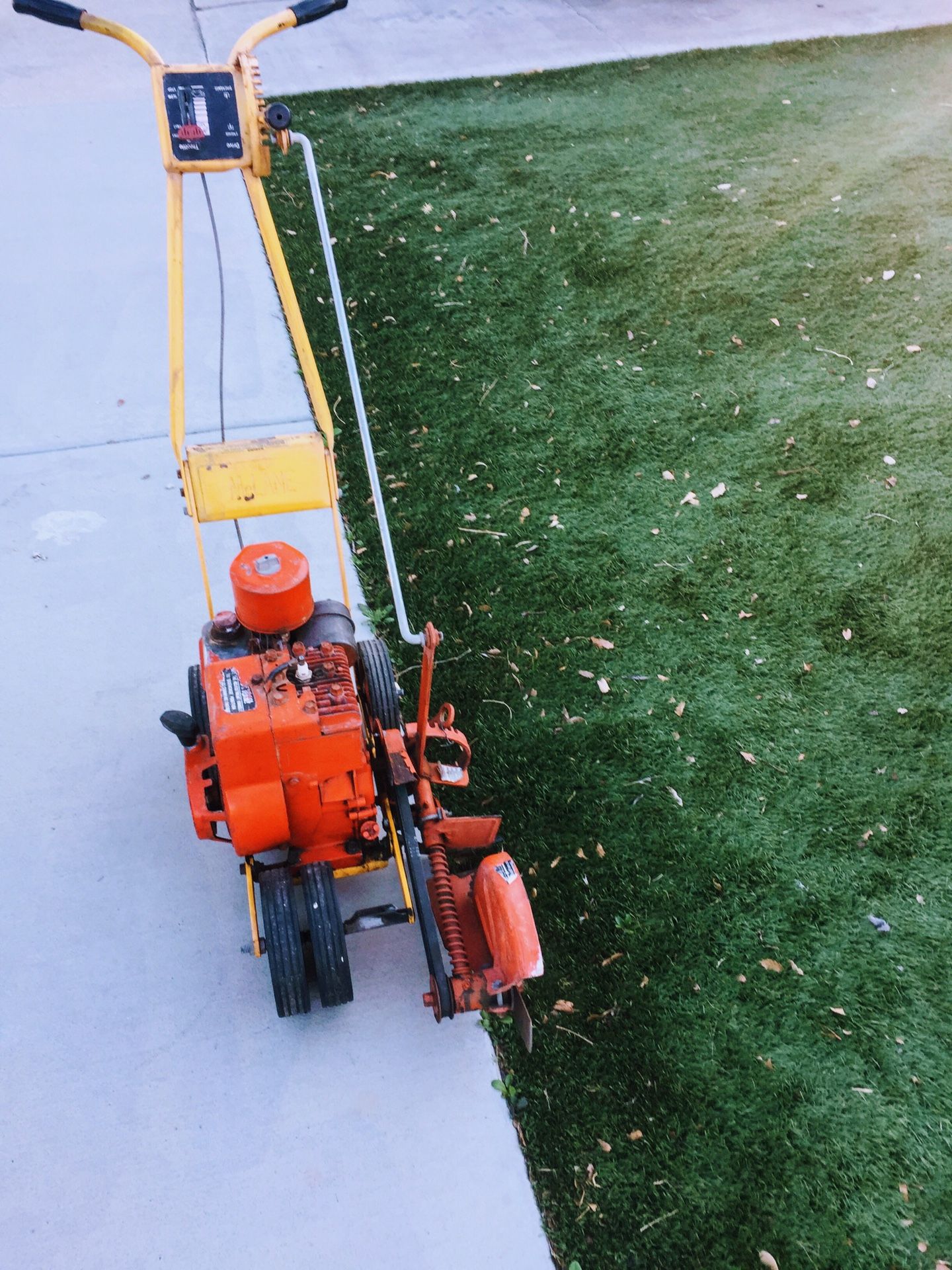 LAWN MOWER MCLANE GAS POWERED EDGER THE LANDSCAPERS USE, MCLANE EDGERS ARE $475 to $600 New THIS RUNS EXCELLENT $120 AND THE TORO MOWER IS $140