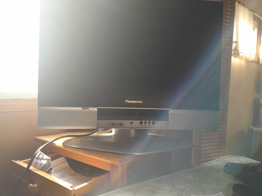 Panasonic 720p HD TV Lightweight Flat-screen 