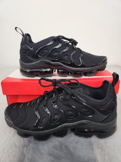 Triple Black vapormaxes