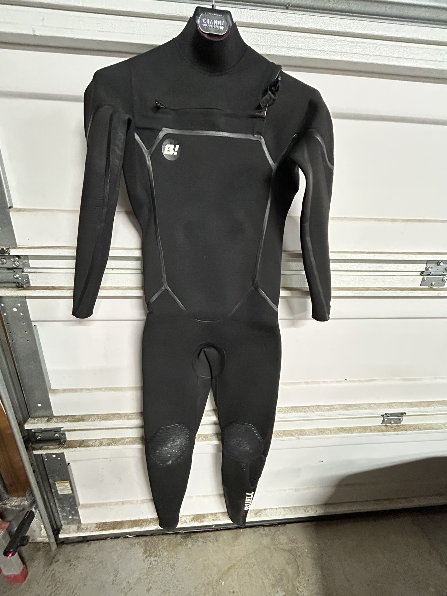 2 WETSUITS FOR 1!! BUELL RB2 3/2 AND ONEILL HEAT 3/2. BOTH SIZE MS