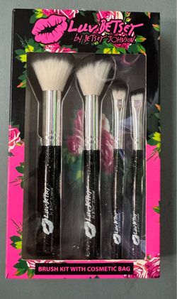 NEW Luv Betsey Johnson Make Up Brushes Gift Set just $5