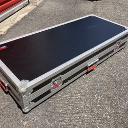 Gator G-TOUR 61V2 ATA 61-Key Wood Wheeled Keyboard Case