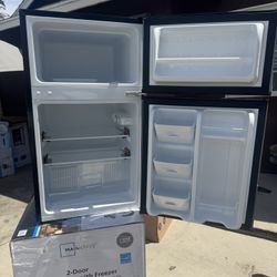 Refrigerador Mainstays Refrigerador de 2 Puertas con Congelador de 3.2 Cu. ft., Apariencia de Acero Inoxidable