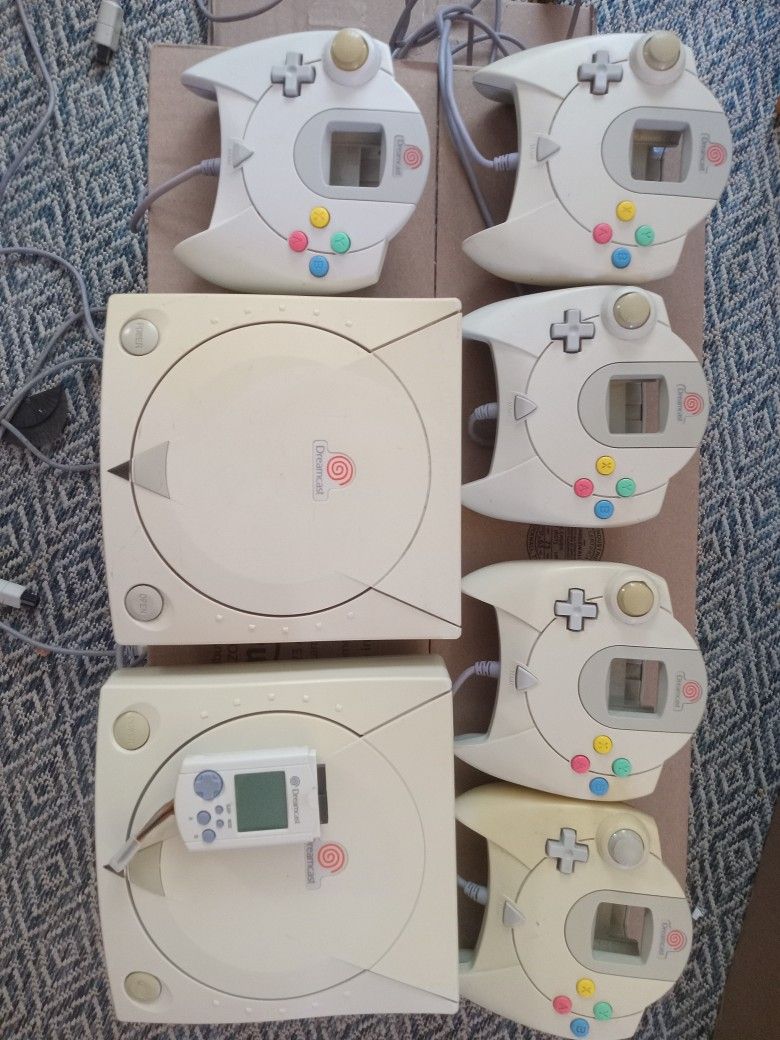 Dreamcast Lot 2 Consoles 5 Controllers 3games And Vmu