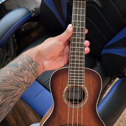 Ukulele W/  Capo