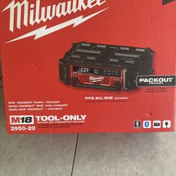 MILWAUKEE M18 Packout Radio+charger 