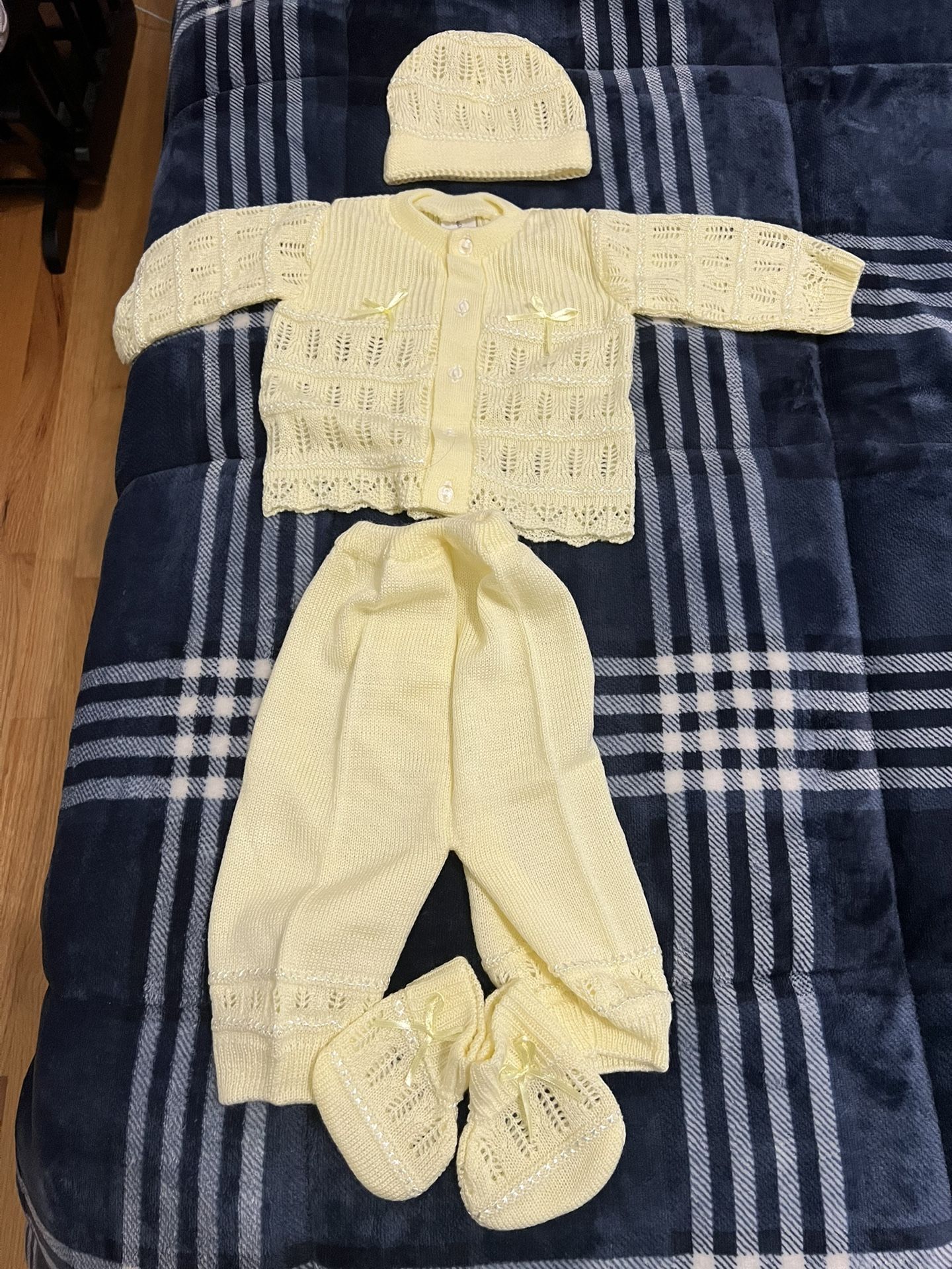 Knitted Baby Clothes With Hat And Booties - Yellow