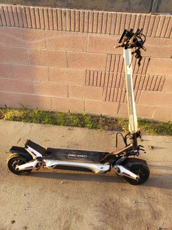 Used Like New Electric Scooter for Adult 50mph 90 miles range. Is $1800! E-scooter . It require Like tesla Key. To drive. Come with it. $1000! Free de