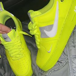 Nike Air Force 1 Utility

Volt 2
Size 8