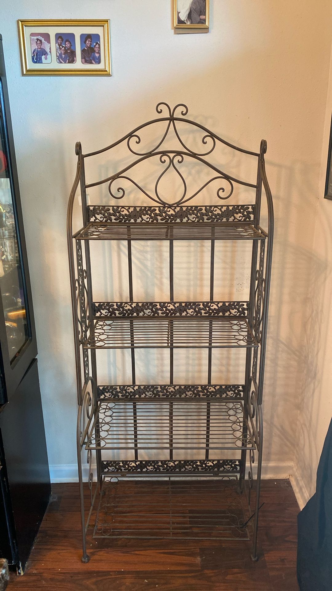 πͺ΄ Elegant Metal Bakerβs Rack / Display Shelf β Vintage Look!