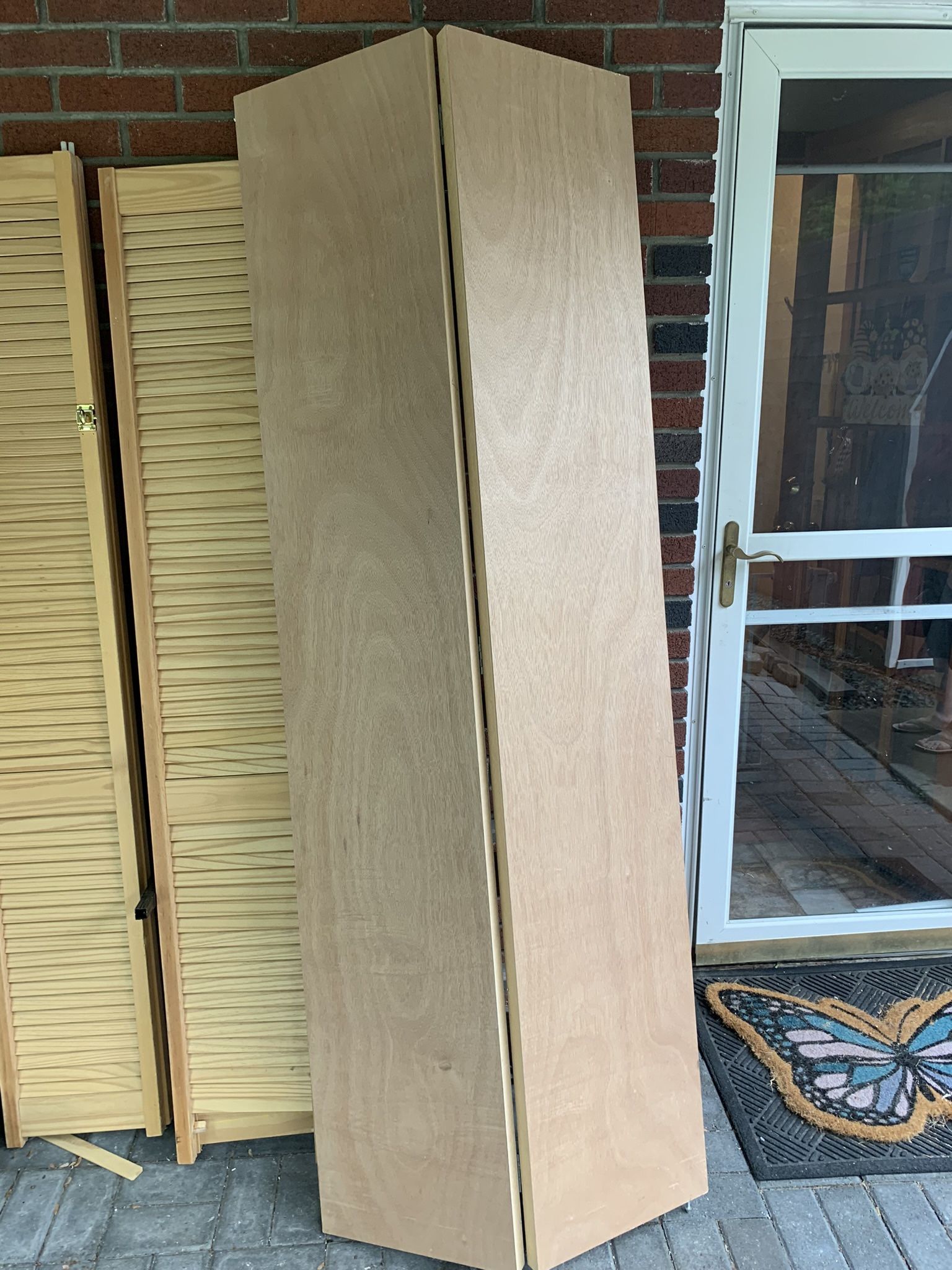 Traditional 24-in X 80-in unfinished hardwood Veneer folding door. Like new Condition never hardly used. Asking $50