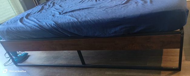 King size iron frame bed with wooden design along with king size mattress