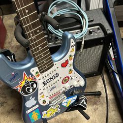 $400 Fender Guitar  with speaker 