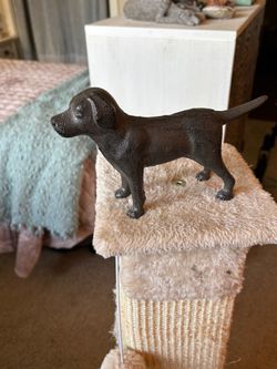 Statue Dog       Old cast-iron