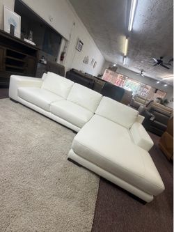 Darrium White 2Pc Leather Sectional w/Chaise