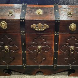 Beautiful Wood Chest. 
