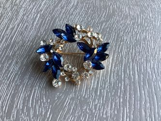 Beautifully Detailed & Delicate Golden Wreath Brooch W/ Dark Blue Sparkling Faux Crystals & Clear Rhinestones
