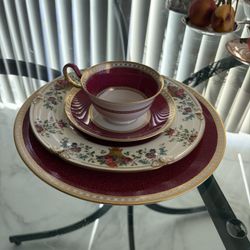 Wedgwood Ulander Powder Ruby (W1813), Vintage Set Elegant English bone china of the highest quality from the legendary Wedgwood factory. The Ulander d