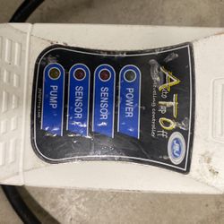 Auto top off self-leveling controller for fish tank