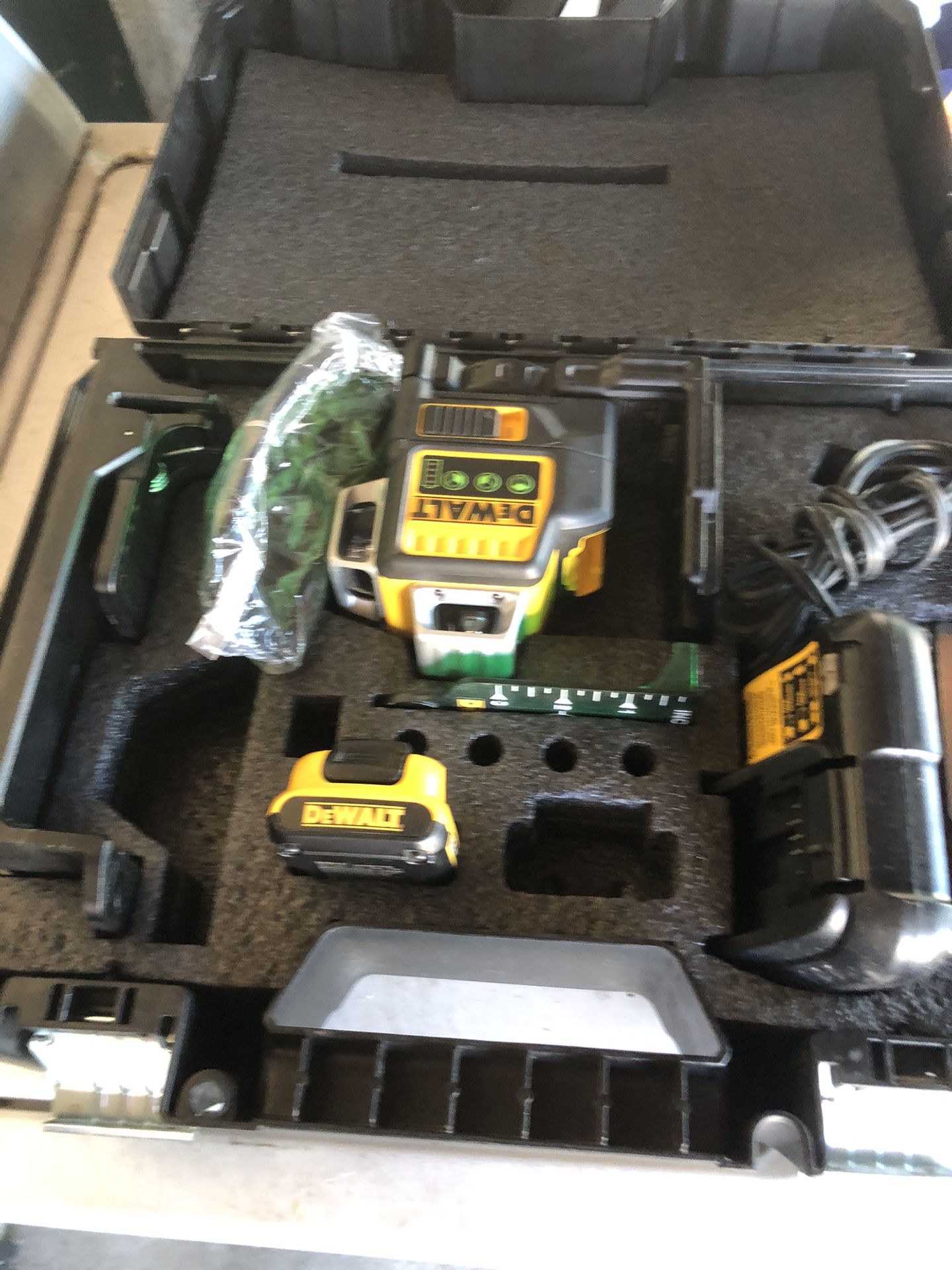 DEWALT 12V MAX Lithium-Ion 100 ft. Green Self-Leveling 3-Beam 360 Degree Laser Level with 2.0Ah Battery, Charger and Case Solo Se Provo