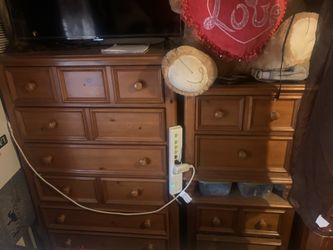 Dresser w/ Brows/ Muebles