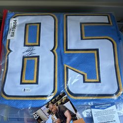 Antonio Gates signed Chargers custom jersey with Beckett COA And Picture Of Him Signing