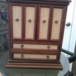 Beautiful Vintage Jewelry Box
