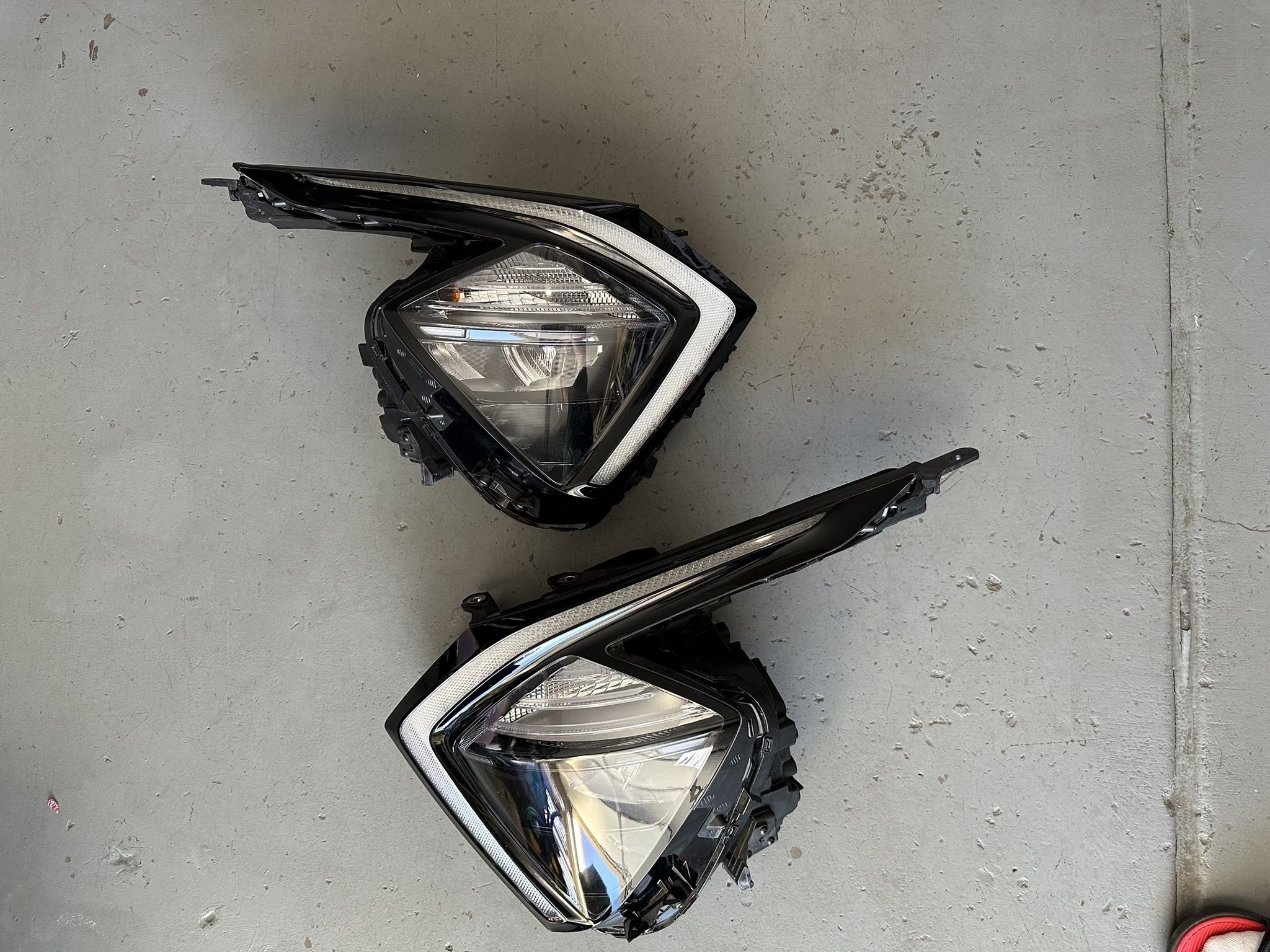 Kia Sportage Headlight LED, Kia Sportage front Headlamp, OEM ORIGINAL KIA PART, IN PERFECT CONDITION, $320 Each Light