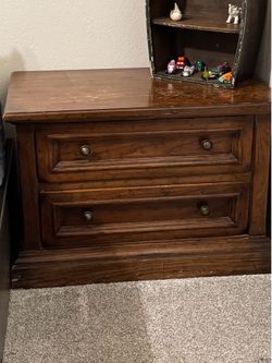 Wood bedroom set with chest  & 2 nightstand |dresser