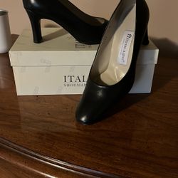 Etienne Aigner Black Leather Heels With Classic Design