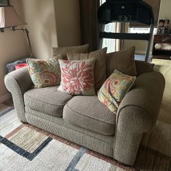 Broyhill Zachary Loveseat Sofa