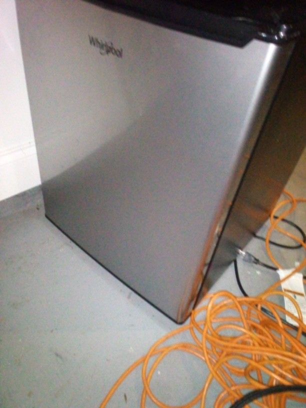 WHIRLPOOL SMALL REFRIGERATOR 