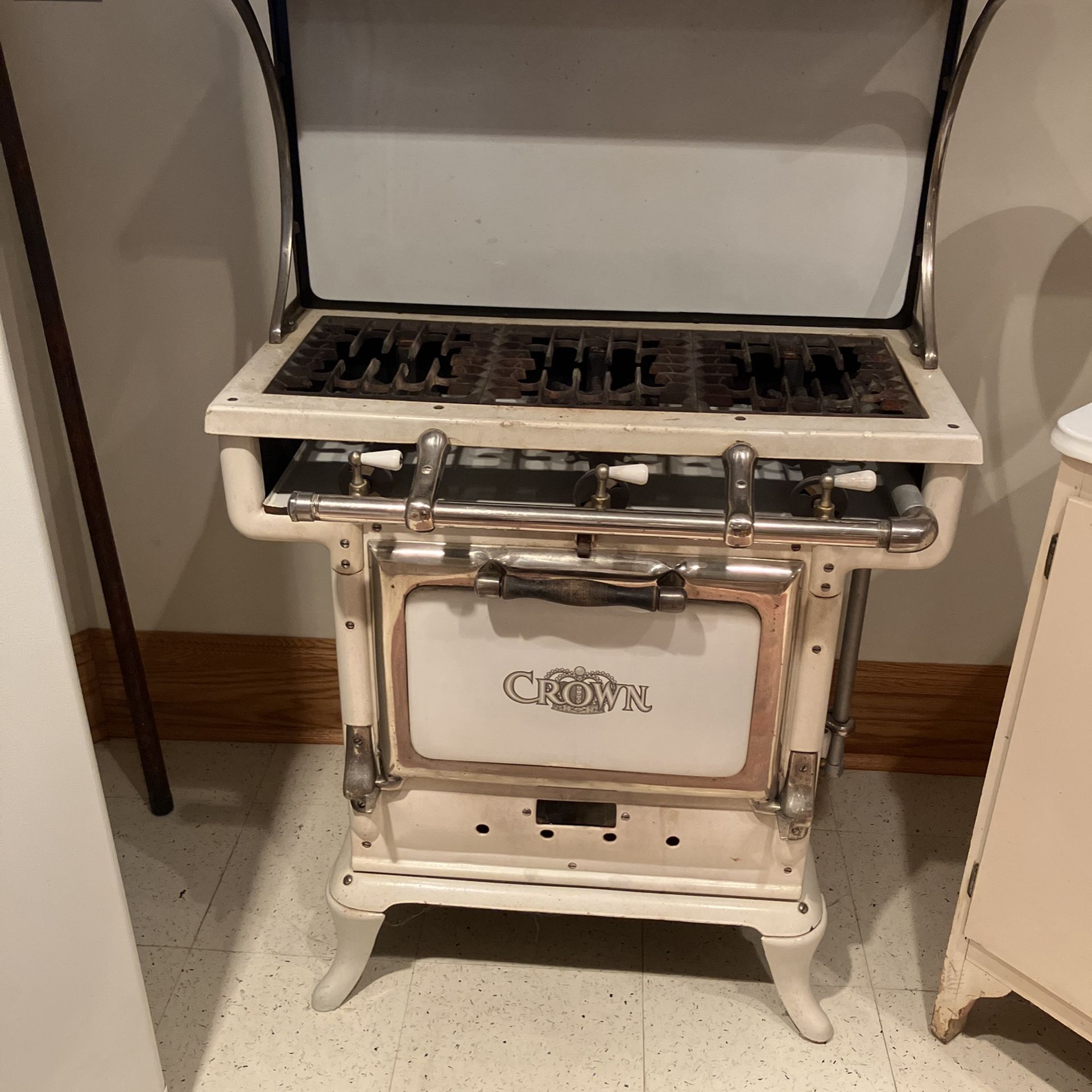 Crown Antique Gas Stove