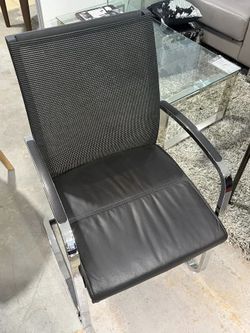 Modern Black Mesh Guest Chair with Vinyl Seat – $150 📦 Florida