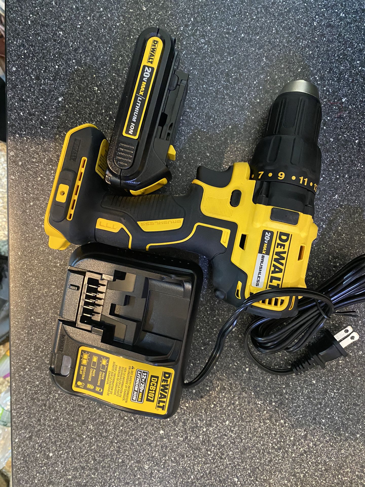DCD777 20V MAX* COMPACT BRUSHLESS DRILL/DRIVERf