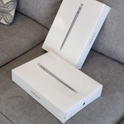 Apple MacBook Air 13.3" - M1 Chip (8 CPU - 7 GPU / 8GB / 256GB)- $1 Today and the rest later 🤗