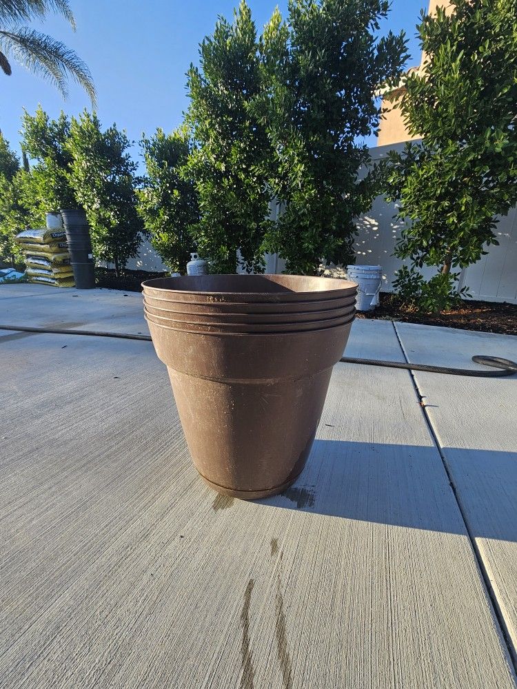 Brown Plastic Gardning Pots 8 Gallon
