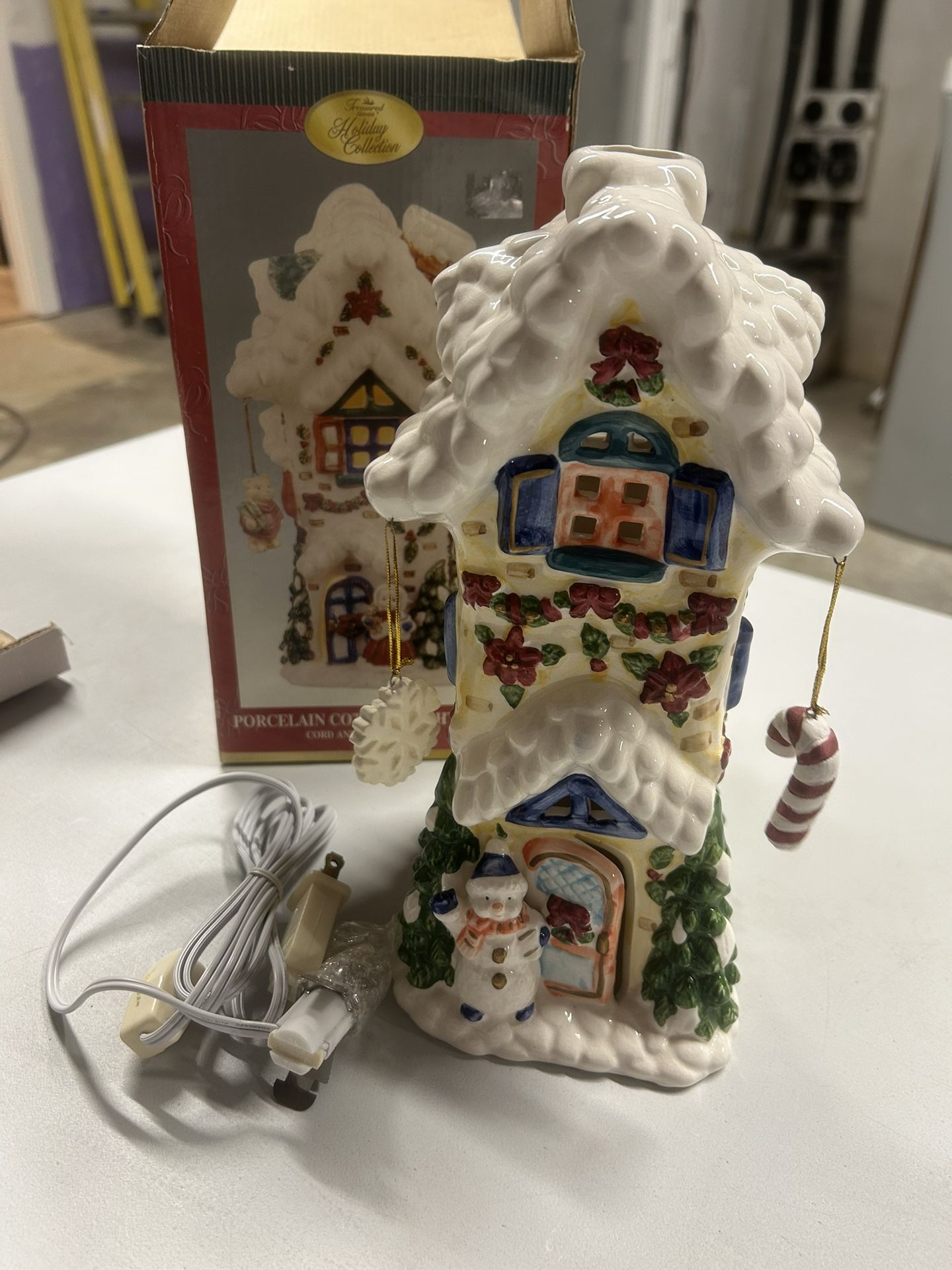 Holiday Light Up Porcelain Cottage