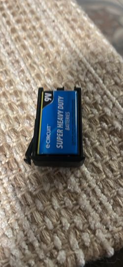 Use guitar   Battery don’t want to clip on