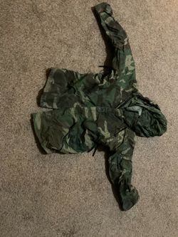 Military camouflage parka jacket Size men’s medium regular- lots of pockets, zipper & brass buttons
