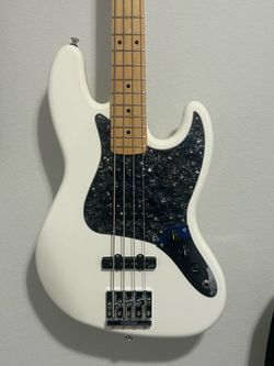 Fender 4 string w/ Aguilar pick ups