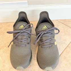 adidas Women's Cloudfoam Pure Sneaker- Green/Gold size 7