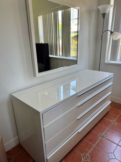 Queen Bed with matter, dresser w/mirror , tv 32’