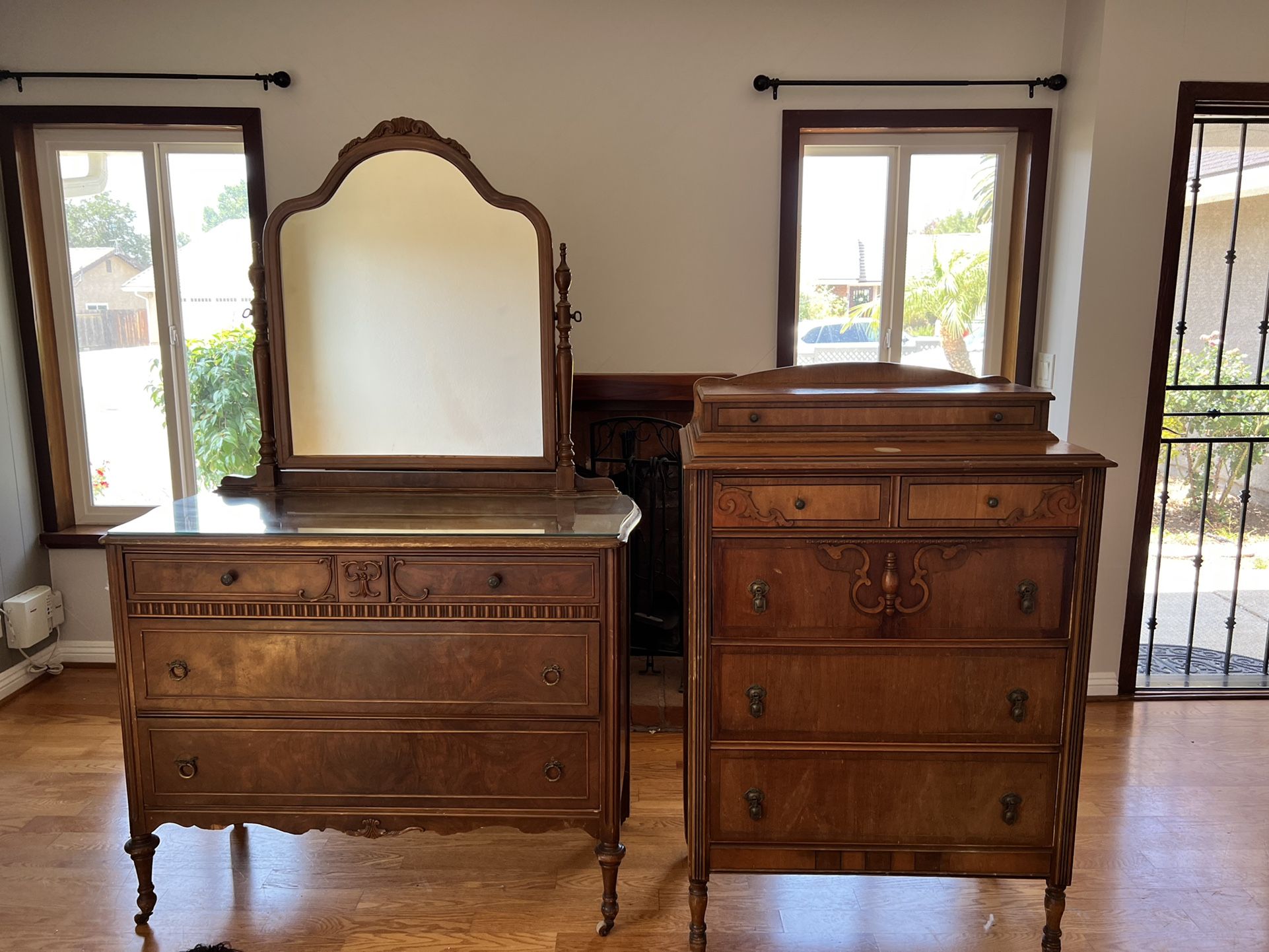 Antique Bedroom Set Includes Twin Bed Frame And Foot Board, Dresser, Vanity Dressor