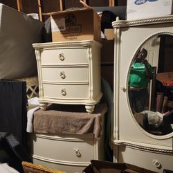 Vintage 1930 American Signature Bedroom Set And Cruise Five Pieces Excellent Condition Trying To Sell The Whole Set