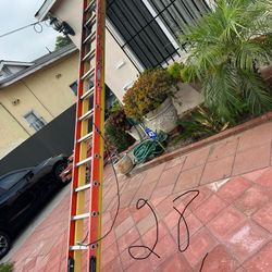 Escalera de 28 pies de fibra de vidrio casi nueva