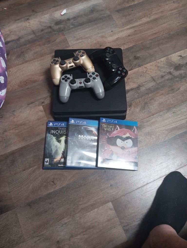Ps4 500 Gig 3 Games 3 Controllers