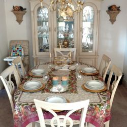 STANLEY FURNITURE China Cabinet and Dining Room/Chandelier 